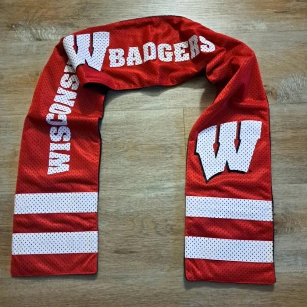 NCAA Official Jersey Scarf Zipper Pocket University of Wisconsin Badgers New